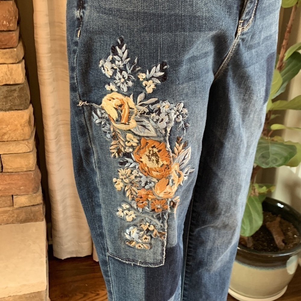 3-$30 Chico’s So Slimming sz 1 (medium) girlfriend ankle with floral embroidery - Picture 2 of 8